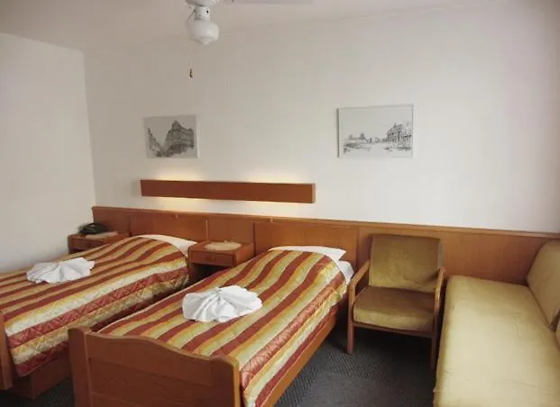 卡尔梅耶酒店 2* 柏林